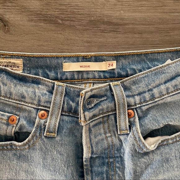 Wedgie Levi’s Jeans - Picture 4 of 4